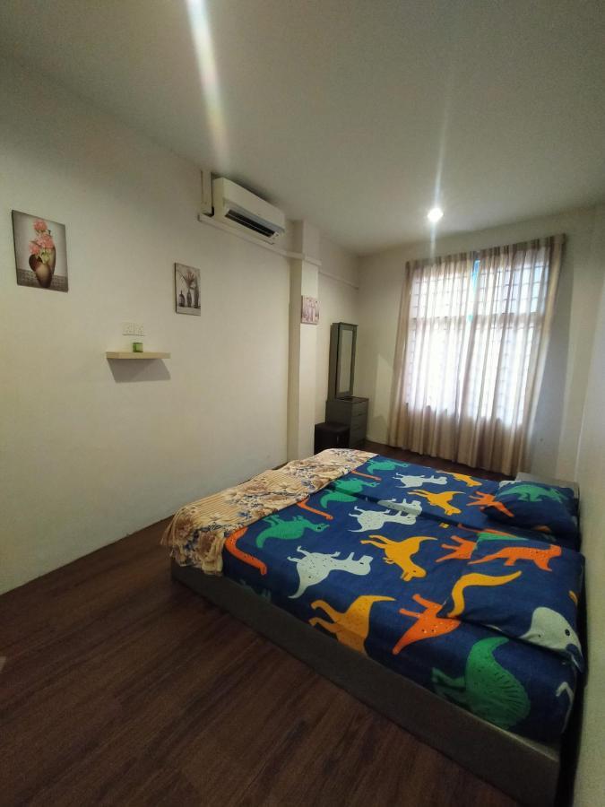 Joka-Joka Guesthouse ملقا المظهر الخارجي الصورة